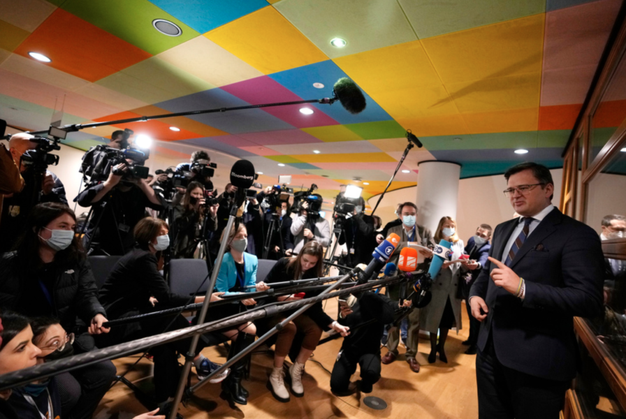 Ukrainas utrikesminister Dmytro Kuleba mötte journalister i Bryssel på måndagen.