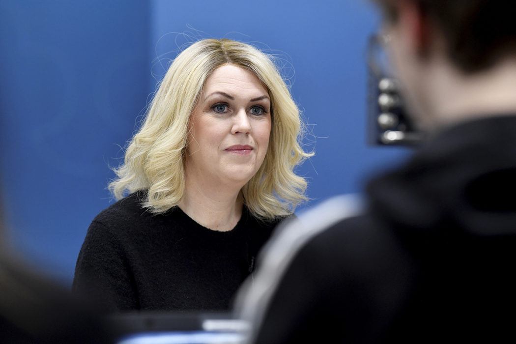 Socialminister Lena Hallengren (S) anser att socialtjänsten behöver bättre verktyg för att fånga upp barn som far illa.