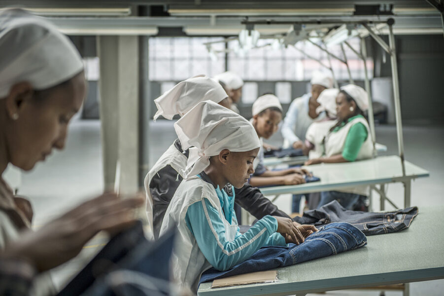 Textilindustrin är en av de branscher där arbetsförhållandena ofta är undermåliga.