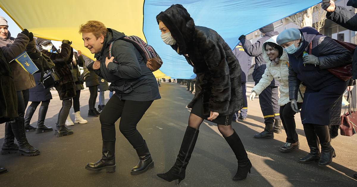 Kanske skulle Sverige lika gärna kunna hävda att Ukraina är vårt, med våra respektive blågula fanor och alltihop? Nej.