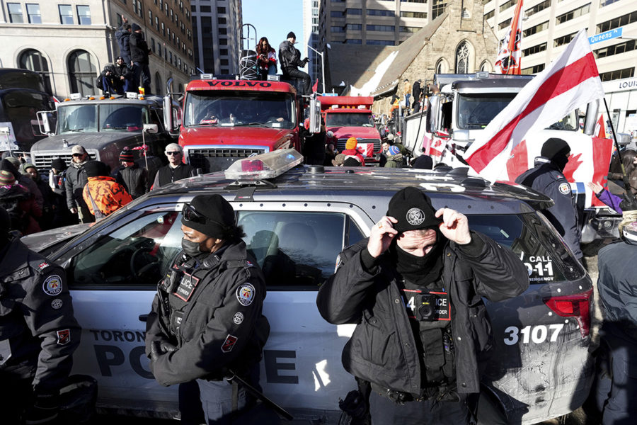Lastbilar i centrala Ottawa blockeras av polis.