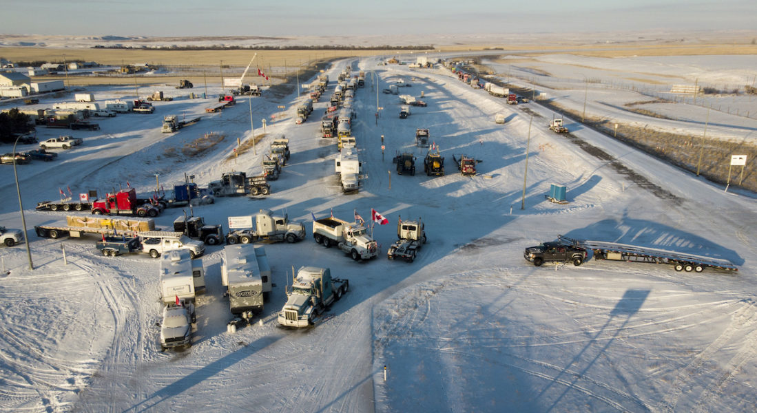Lastbilskolonner har blockerat gränsövergången i Coutts i provinsen Alberta.