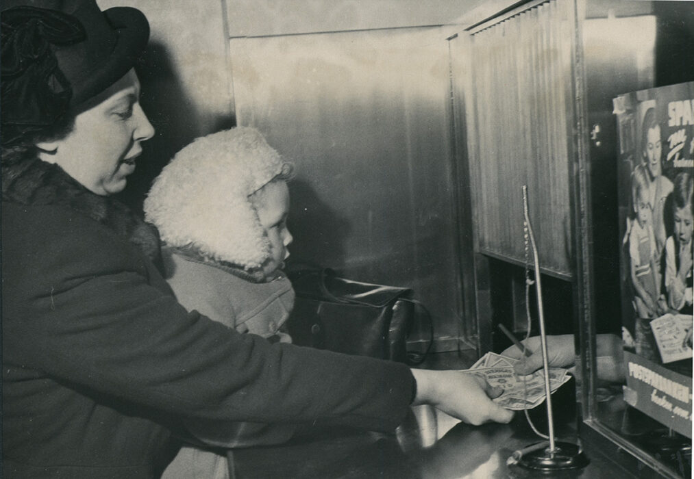 Allmänt barnbidrag infördes 1948 och här hämtar fru Anna-Marie Dahl ut sina 130 kronor tillsammans med Hans-Olof.