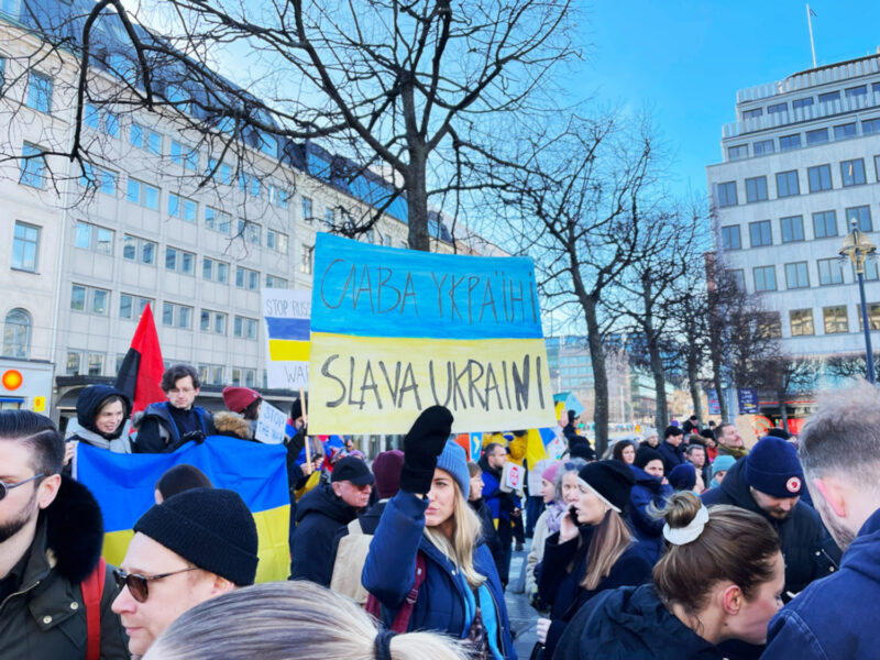 Ett antal människor samlades på Norrmalmstorg i Stockholm för att visa sin solidaritet med krigsdrabbade Ukraina.