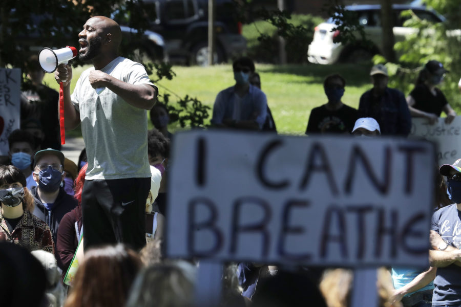 En skylt med orden "Jag kan inte andas" hålls upp under en protest 2020.