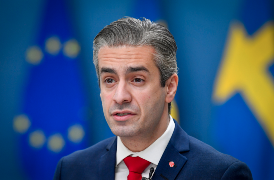 Energiminister Khashayar Farmanbar (S) sågar högeroppositionens kärnkraftsutspel.