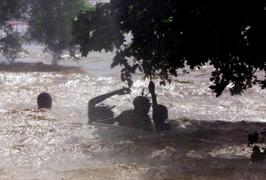 Tropiska stormar och översvämningar drabbar Moçambique.