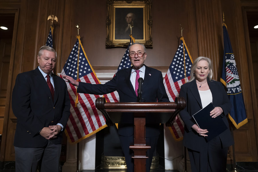 Senatorerna Lindsey Graham, Chuck Schumer och Kirsten Gillibrand.