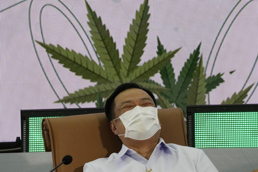 Thailands folkhälsominister Anutin Charnvirakul under en pressträff efter att ha skrivit under dokumentet som tagit bort marijuana från Thailands lista över kontrollerade läkemedel.