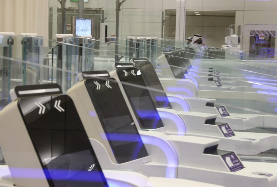 I Europa lär AI-teknik och ansiktsigenkänning diskuteras ingående de närmsta åren, men på flygplatsen i Dubai är maskinerna redan verklighet.