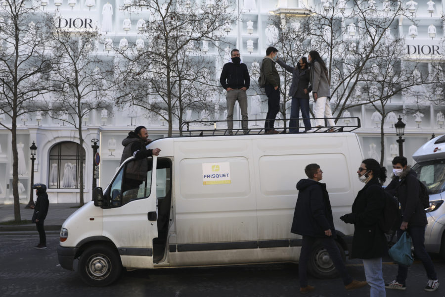 Demonstranter på en skåpbil i centrala Paris i lördags.