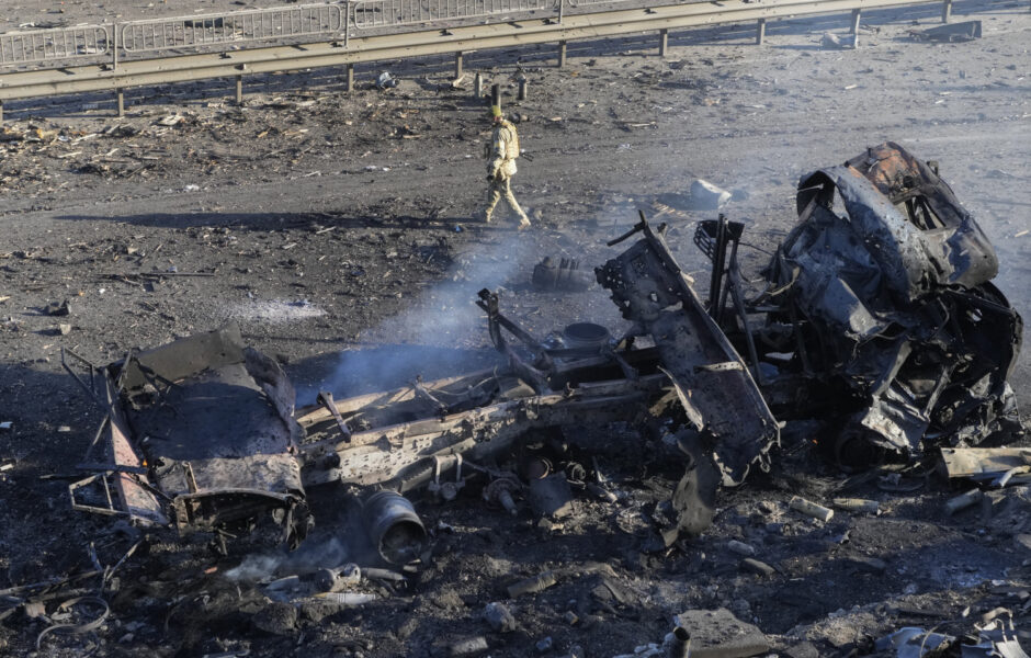 Bild från en utbränd militärlastbil utanför Kiev.