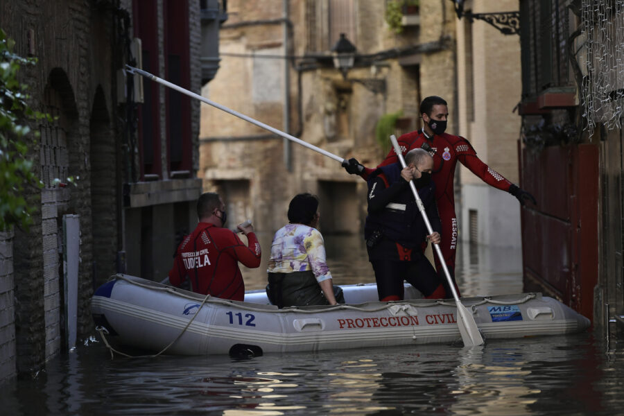 En kvinna evakueras från sitt hem sedan kraftiga skyfall orsakat översvämningar i Tudela nära floden Ebro i norra Spanien i december förra året.