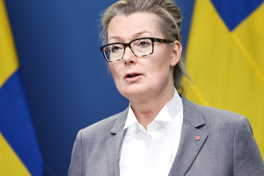 Skolminister Lina Axelsson Kihlblom (S) vid pressträffen där de nya förslagen om "ett mer likvärdigt och rättvist skolval" presenteras.