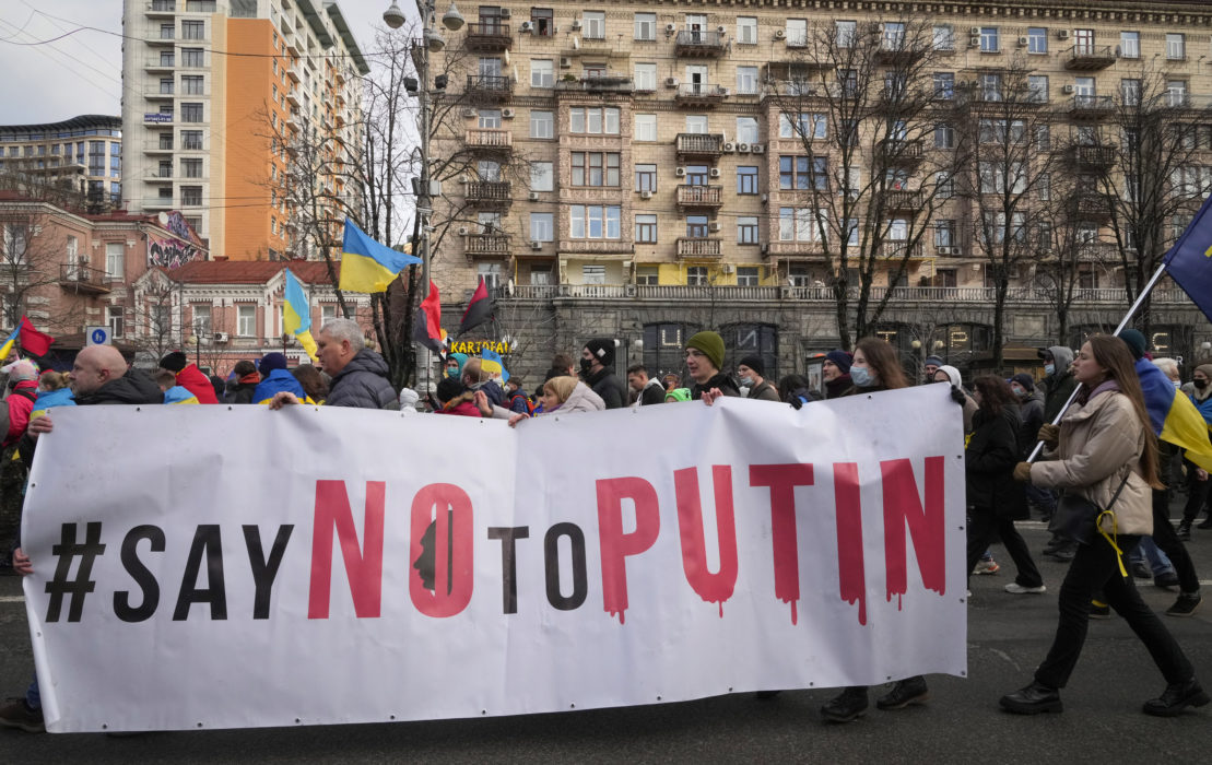 "Säg nej till Putin", står det på en banderoll som hölls upp under en demonstration i Kiev i lördags.