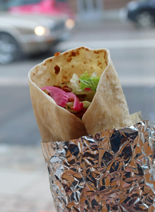 Rullar och wraps riskerar att låta bättre i teorin än i praktiken, men Oumphrullen är mycket smakrik, saftig och har mjukt, färskt bröd