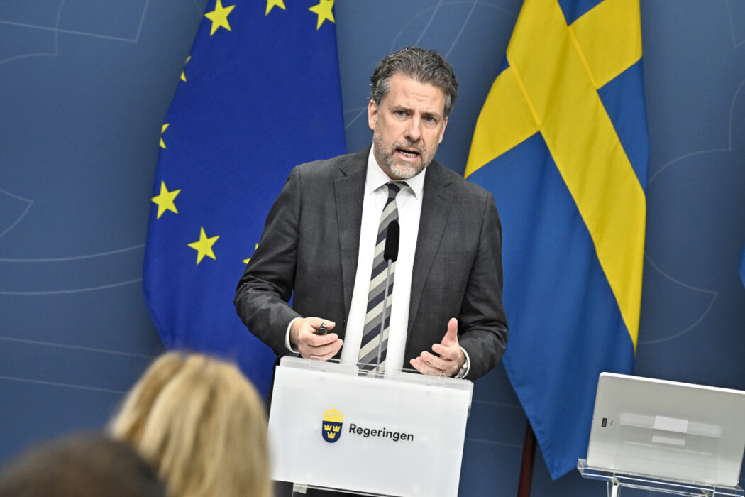 Migrationsverkets generaldirektör Mikael Ribbenvik vädjar till riksdagen att lagstifta om en jämnare flyktingmottagning över landet.