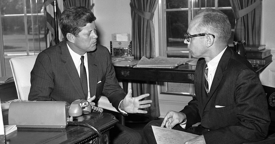 John F Kennedy, president i USA 1961–1963, i samtal med Charles Porter, som bland annat var konsult för Food for peace-programmet.