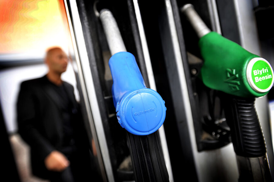 En majoritet i riksdagen vill sänka skatten på bensin och diesel.