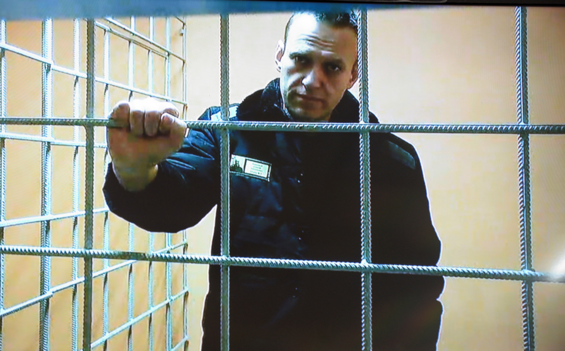 Aleksej Navalnyj på videolänk under rättsförhandling i januari i år.