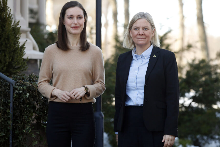 Finlands statsminister Sanna Marin (till vänster) och Sveriges statsminister Magdalena Andersson i samband med överläggningar i Helsingfors i dag.