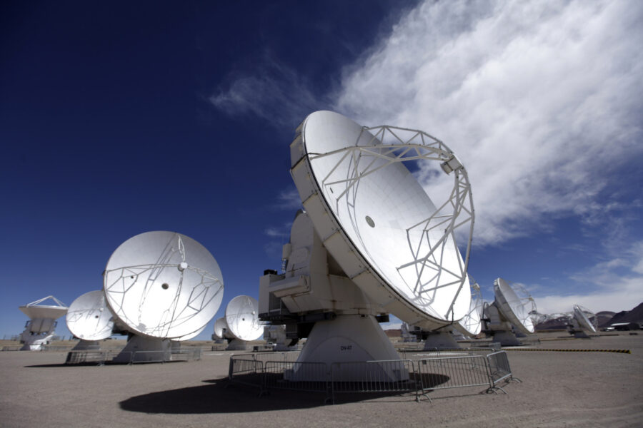 Högprecisionsantenner som ingår i radioteleskopgruppen ALMA i Chile.