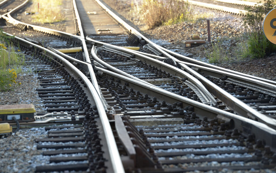 Järnvägsunderhållet och tågtrafiken bör återförstatligas, anser Jordens vänner, med anledning av Trafikverkets plan för infrastruktur.