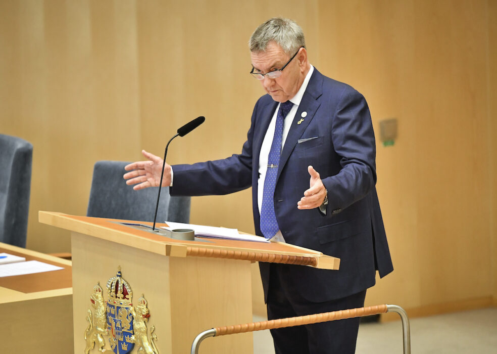 Centerpartiet anser att sverigedemokraten Roger Richtoff måste lämna riksdagens försvarsutskott.