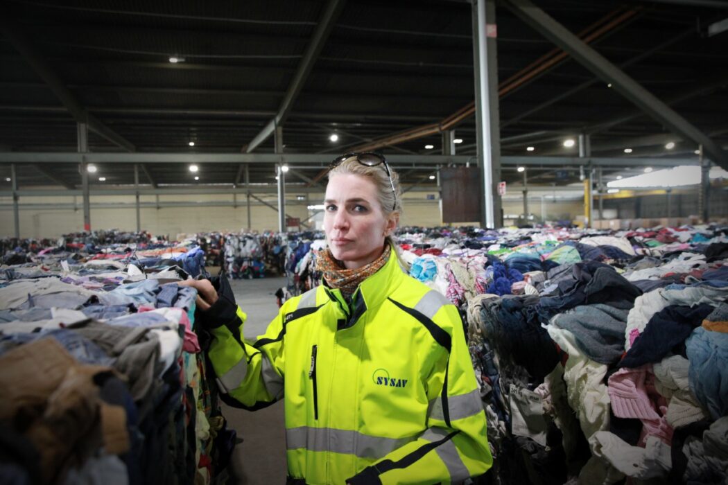 Kasserade kläder som sorterats i Malmö för att deras fibrer ska kunna återvinnas och bli till ny tråd som i sin tur kan bli kläder på nytt.