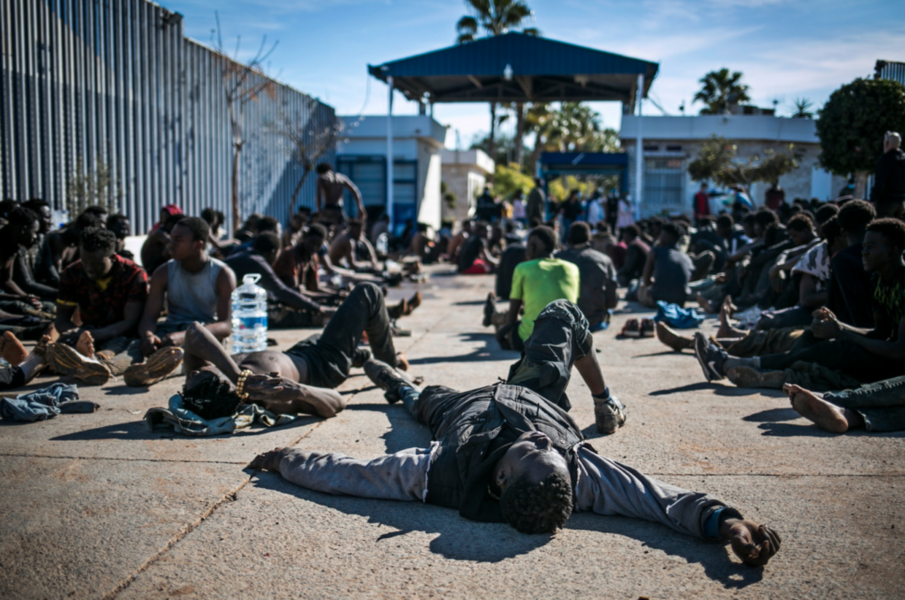 Migranter tar igen sig vid ett migrationscenter i Melilla efter att ha tagit sig över det säkerhetsstaket som skiljer den spanska staden från Marocko.