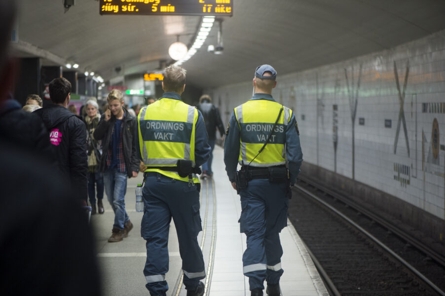 Två väktare som patrullerar i Centralens tunnelbana.