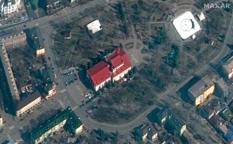 På satellitbilder som tagits före onsdagens attack syns ordet "barn" skrivet på ryska på marken utanför teatern i Mariupol.