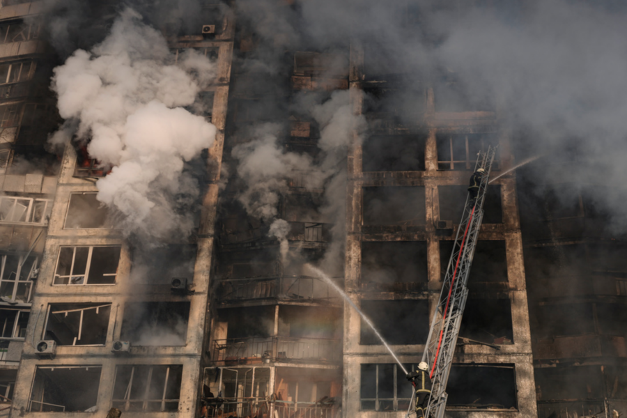Ett bostadshus i Ukrainas huvudstad Kiev brinner efter en rysk attack.