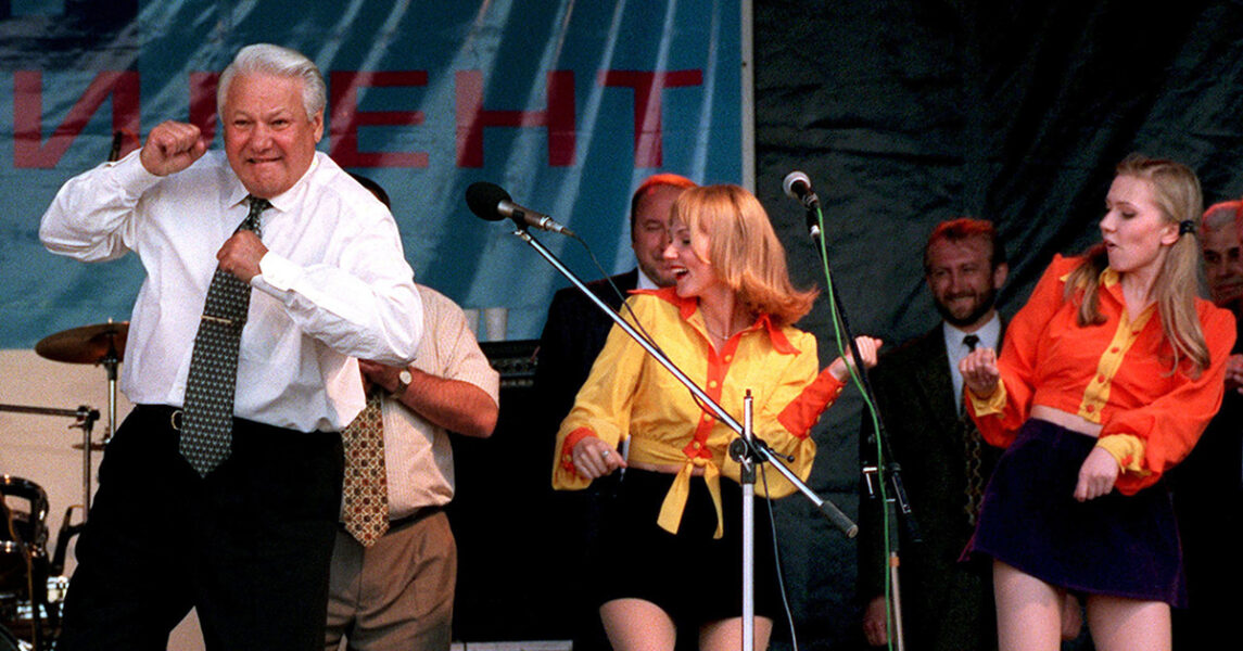 Boris Jeltsin på rockkonsert i Rostov den 10 juli 1996, två dagar innan han  blev omvald till president.