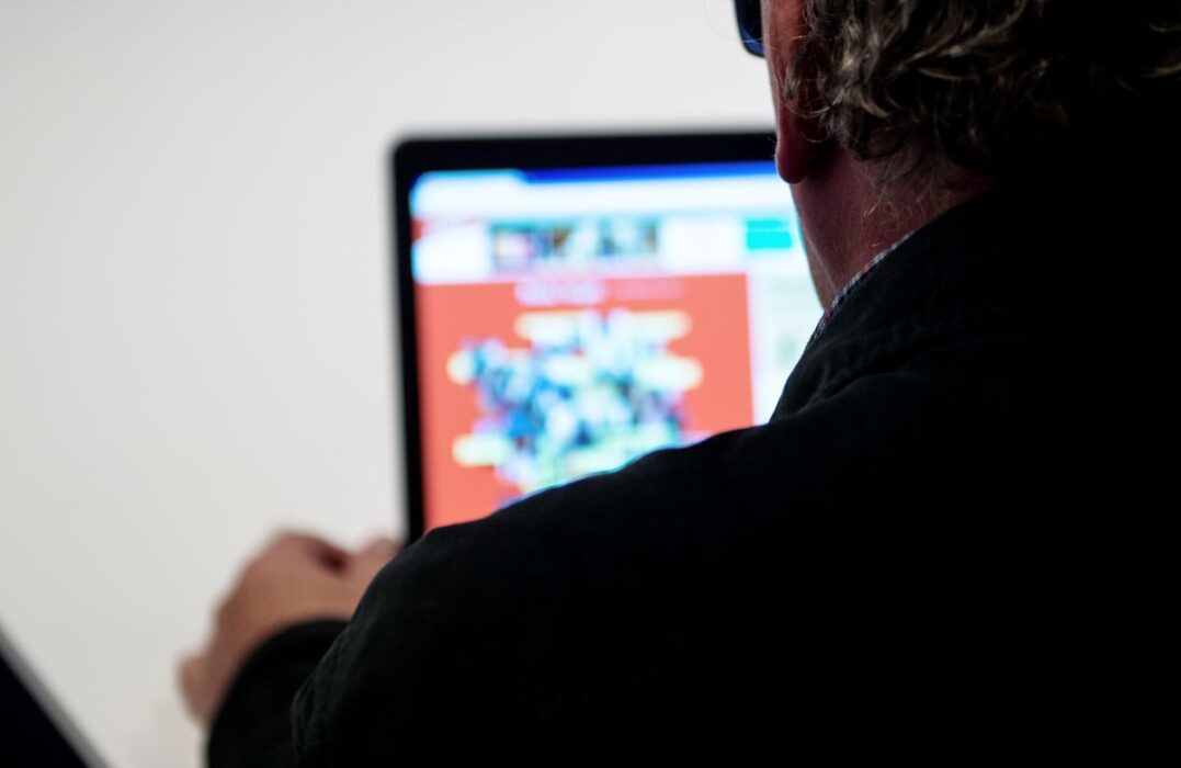 Genom att låtsas vara minderåriga chattar Dumpen med män som söker kontakt med barn.