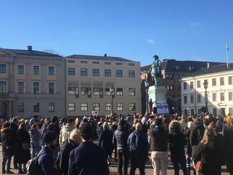 Omkring 200 personer hade samlats på Gustaf Adolfs torg under lördagseftermiddagen.