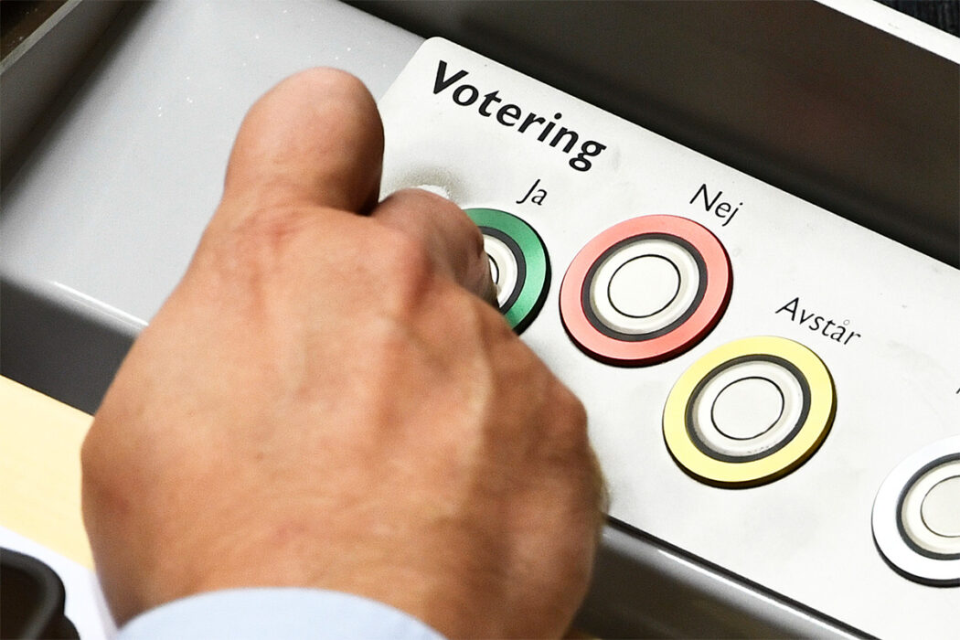 Centerpartiet fick stöd i frågan av Moderaterna, Kristdemokraterna och Sverigedemokraterna, vilket leder till att oppositionspartierna fick riksdagsmajoritet i frågan angående vattenkraft.