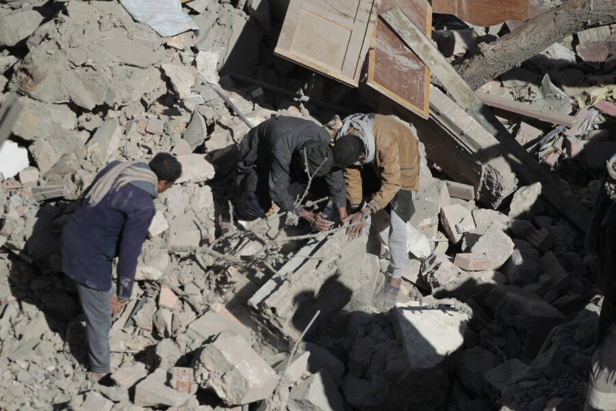 Människor söker igenom rasmassorna i januari i år, efter ett luftangrepp i huvudstaden Sanaa, Jemen.