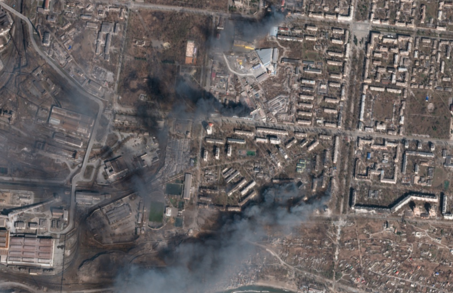 Den här satellitbilden visar civila byggnader som brinner i Mariupol under söndagen.