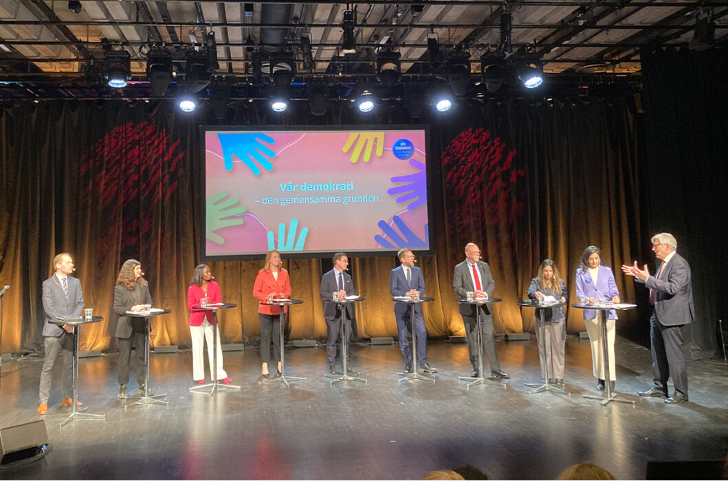 Under demokratidagen samtalade företrädare för samtliga riksdagspartier vilka de ansåg vara de viktigaste demokratifrågorna inför valet 2022 .