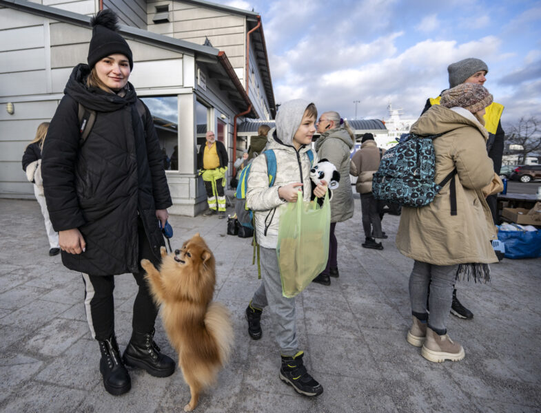 Katya Tarbes från Kiev kom med sin lilla hund till färjeterminalen i Verköhamnen i Karlskrona efter resan från Gdynia på torsdagsmorgonen.