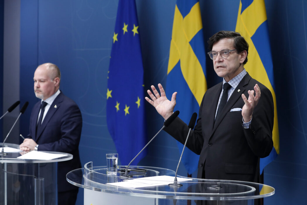 Justitie- och inrikesminister Morgan Johansson (S) och Henrik Landerholm, generaldirektör för Myndigheten för psykologiskt försvar, under en pressträff.