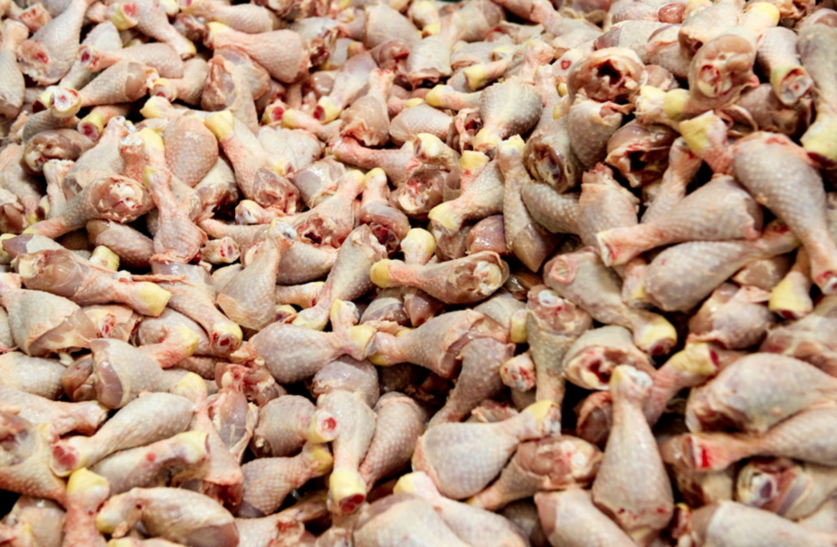 Kronfågels slakteri i Valla slaktar cirka 1 miljon kycklingar i veckan eller närmare drygt 50 miljoner kycklingar om året.