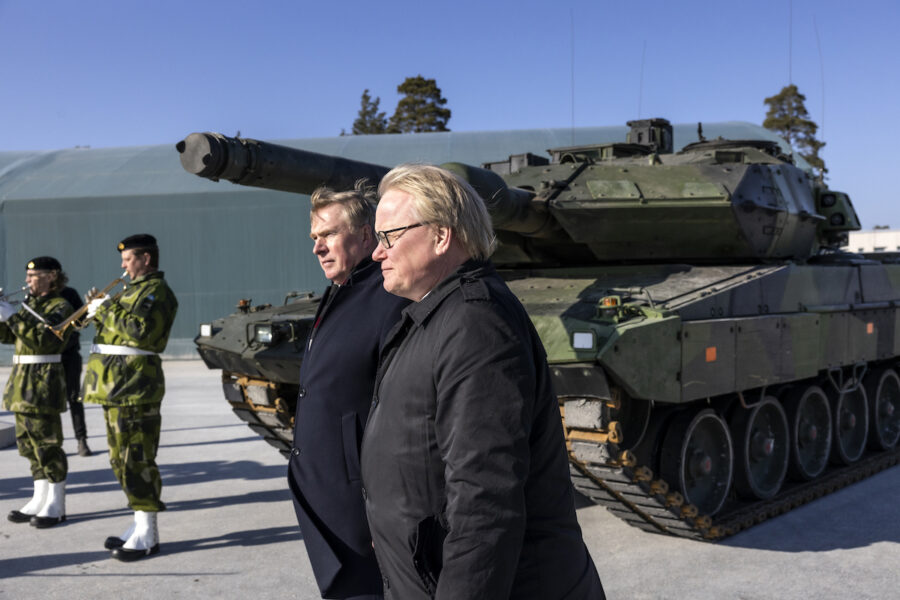 Försvarsminister Peter Hultqvist (S), här med Estlands försvarsminister Kalle Laanet, ber Försvarsmakten om en plan för när budgeten för det militära försvaret ska kunna nå 2 procent av BNP.