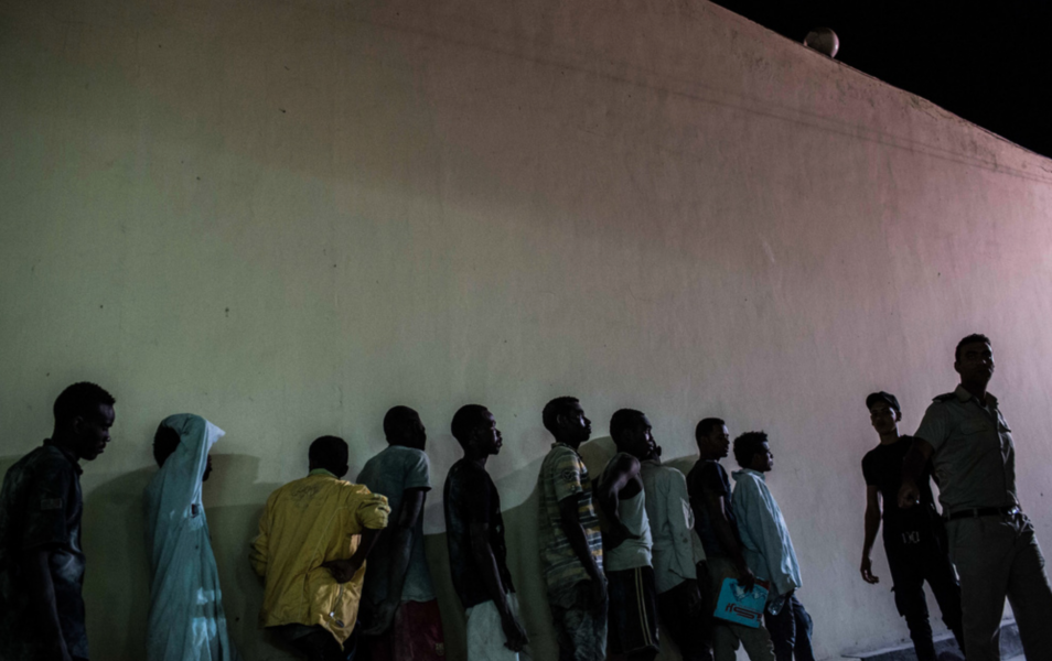 Egyptisk säkerhetspersonal radar upp sudanesiska flyktingar som räddats från en kapsejsad båt på Medelhavet.