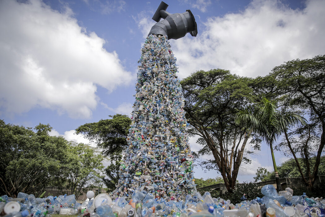 En skulptur sammansatt av plastflaskor som plockats under FN:s miljösammanträde i Nairobi.