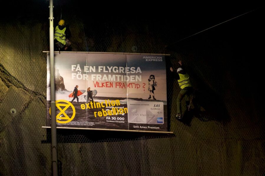 Ovanför tunneln i anslutning till spårvagnshållsplatsen Chalmers klättrade aktivister från Extinction rebellion upp med en något modifierad reklamkampanj från SAS.