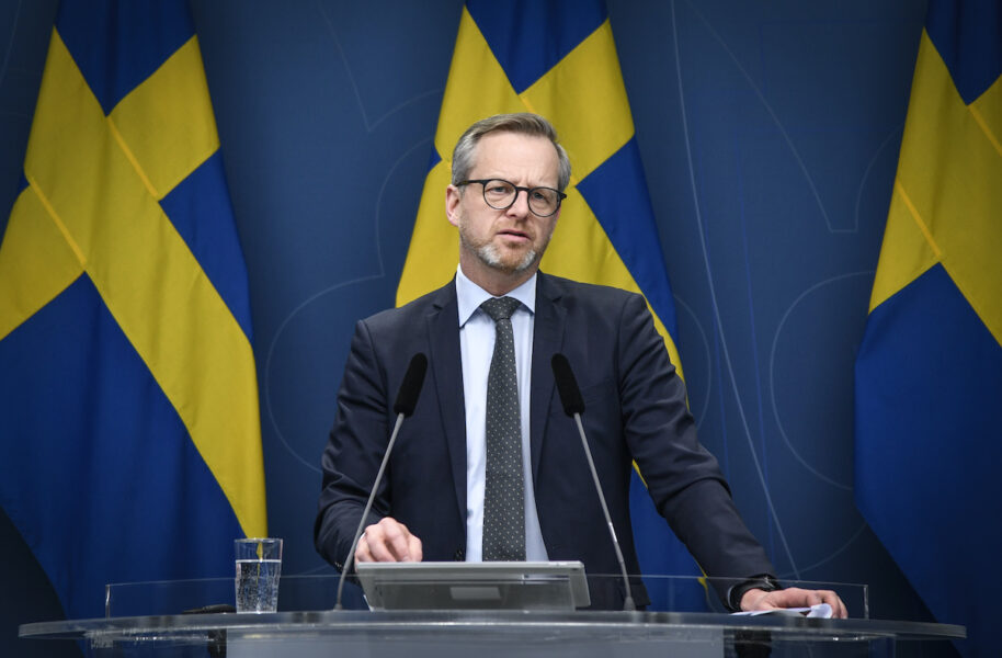 Finansminister Mikael Damberg utesluter nu inte att EU:s energiskattedirektiv kan ändras.
