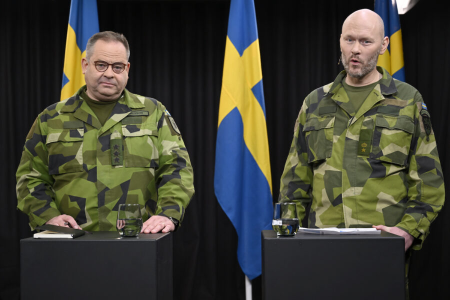 Insatschef Michael Claesson (vänster) under försvarsmaktens digitala pressträff om utvecklingen i Ukraina och Sveriges närområde.