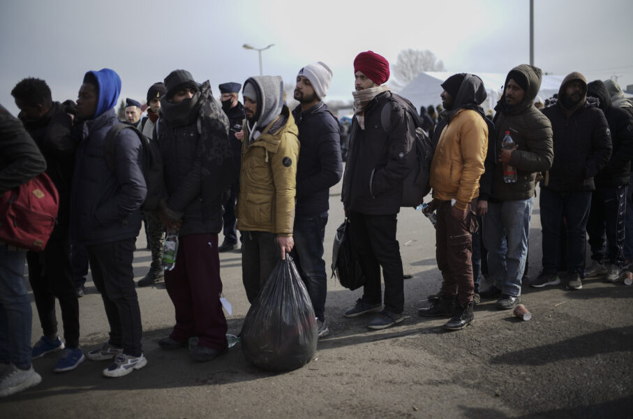 Flyktingar i kö vid gränsövergången från Ukraina till Medyka, Polen.